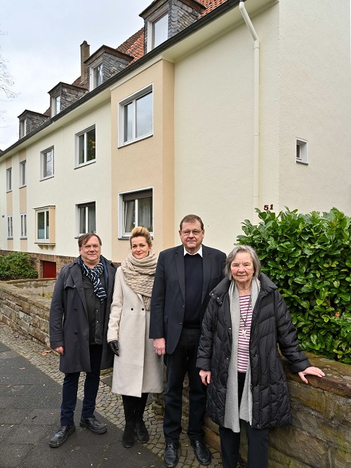 Nach der erfolgreichen Fassadensanierung stehen Architekt Markus Ulmann und seine Kollegin Maria Spiesakova mit den Eigentümern vor deren Haus in Bochum (Quelle: Stadt Bochum)