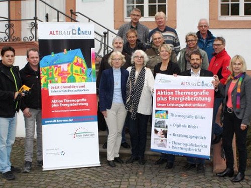 Werben für die Teilnahme an der Aktion: Die beauftragten Energieberater der bauwerstadt (links im Bild) sowie die Klimaschutzmanager der beteiligten Kommunen und des Kreises. 
