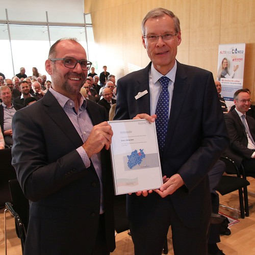 Matthias Nerger vom MWIDE in Düsseldorf überrreichte dem Landrat eine Urkunde für die aktive Mitarbeit des Kreises im landesweiten Netzwerk ALTBAUNEU.