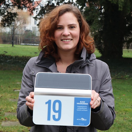 Rietbergs Klimaschutzmanagerin Svenja Schröder hatte zu dem Wettbewerb um die »Blaue Hausnummer« aufgerufen. 
(Bild: Stadt Rietberg) 

